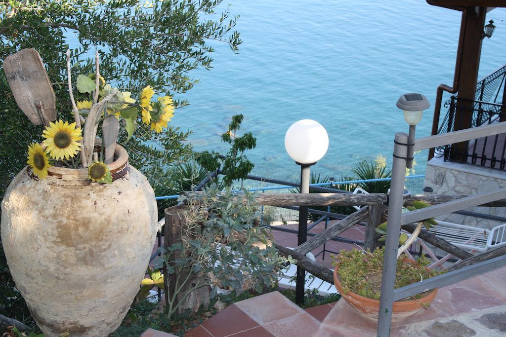 Camere & Case Vacanze Lo Scoglio Castel di Tusa Exterior photo