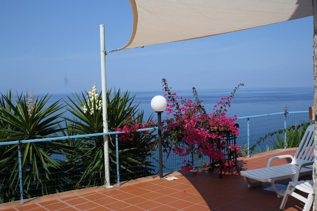 Camere & Case Vacanze Lo Scoglio Castel di Tusa Exterior photo